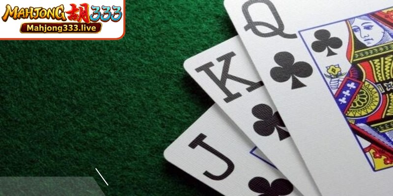 Permainan Tiga Kartu menggunakan setumpuk kartu berisi 52 kartu yang sudah umum.